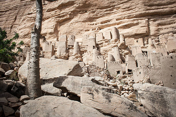 alte dogon village, mali, afrikanische. - dogon tribe stock-fotos und bilder