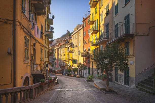 リオマッジョーレの漁村の中心にあるメインストリート。チンクエテッレ(イタリア) - cinqueterre ストックフォトと画像