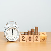frohes-neues-jahr-mit-vintage-wecker-und-umdrehendem-wechsel-von-2023-zu-block-2024-beschluss.jpg?b=1&s=170x170&k=20&c=uH-o18BEQD0gs_WowWJPj__6xZSnPRX4TqKc3sAN2uM=