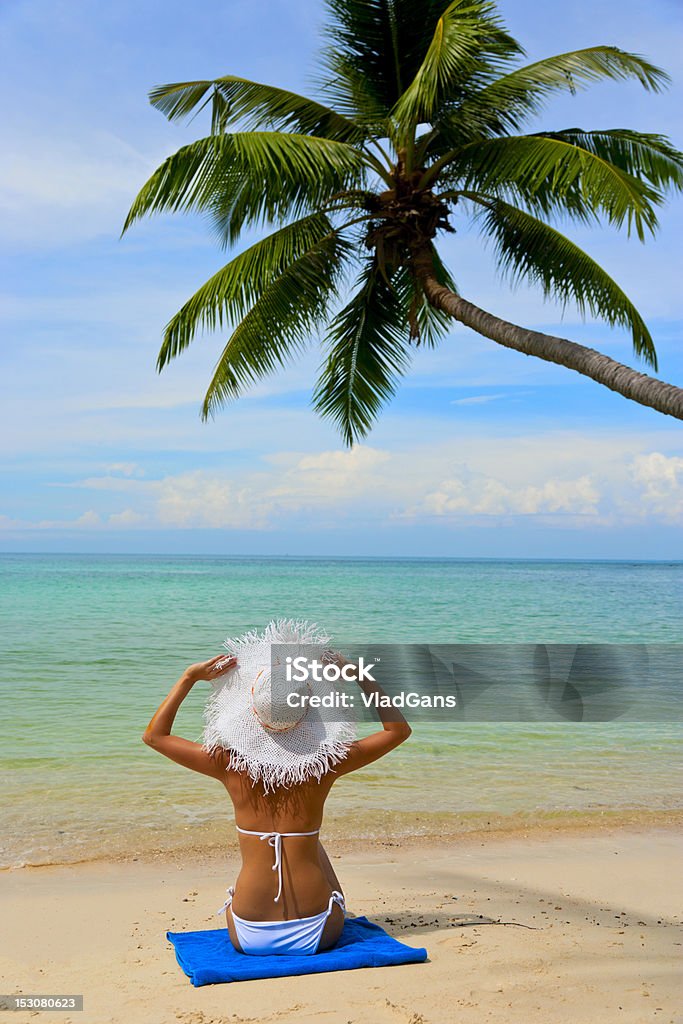 Schöne Mädchen im bikini am Meer Hintergrund - Lizenzfrei Baum Stock-Foto