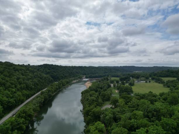 widok z lotu ptaka na fort boonesborough nad brzegiem rzeki kentucky - grass area kentucky hill mountain zdjęcia i obrazy z banku zdjęć