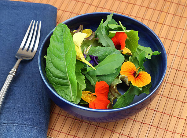 gesunde bio grüner salat mit essbare blumen - flower cabbage kale edible flower stock-fotos und bilder