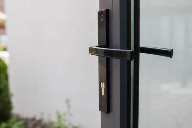 istock Door handle with lock on a glass door with access to the backyard 1530885702