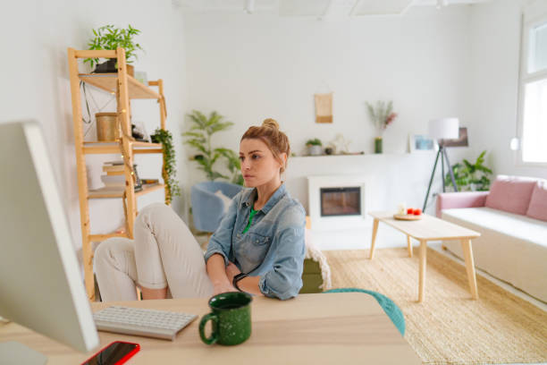 istock Finishing work online from the home office 1530887225
