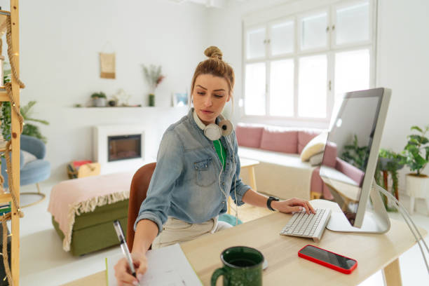 istock Finishing work from the home office 1530888364