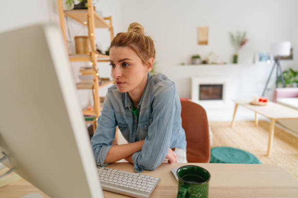 istock Finishing work online from the home office 1530888962