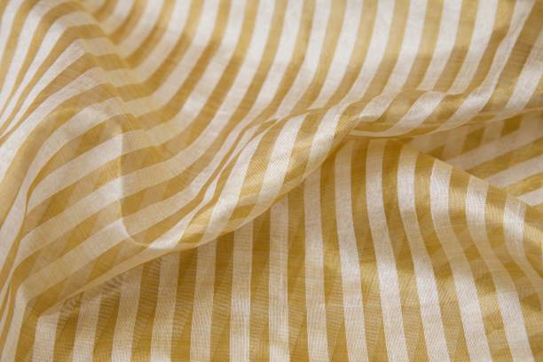 nahaufnahme eines weiß-gelb gestreiften stoffmaterials mit klaren, klaren linien - chevron textile striped close up stock-fotos und bilder