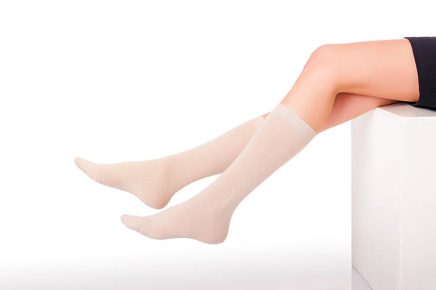 modelle beine tragen von socken isoliert - nylon legs stock-fotos und bilder