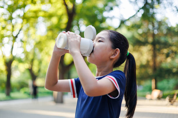 istock Little girl drinking 1530928103
