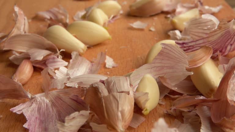 Garlic cloves sprinkled on the table