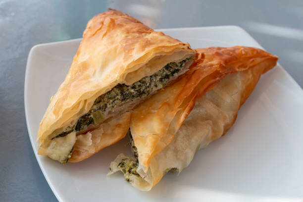 спанакопита - pie spinach spanakopita filo pastry стоковые фото �и изображения