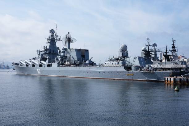 o cruzador de mísseis varyag estacionado no porto de vladivostok, rússia; - buoy anchored sea wave - fotografias e filmes do acervo
