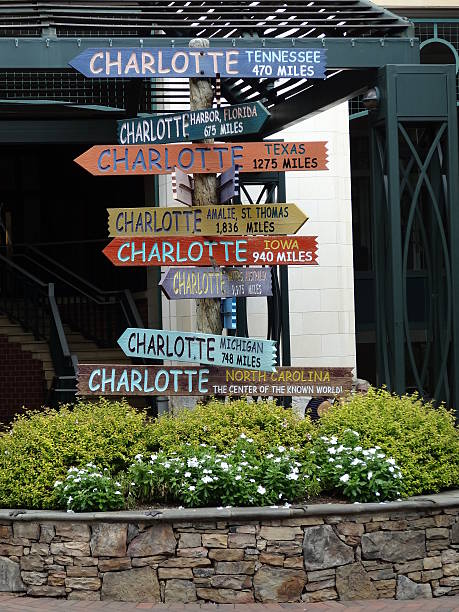 charlotte, carolina del norte - distant sign fotografías e imágenes de stock