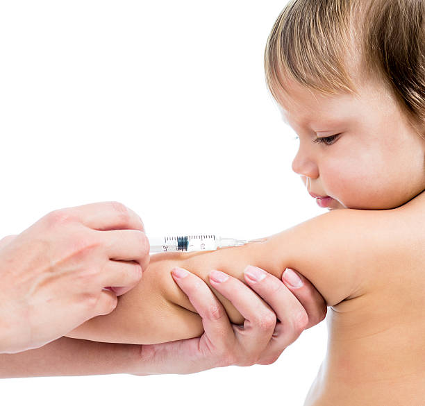 Cтоковое фото Врач vaccinating ребенка, изолированные на белом фоне