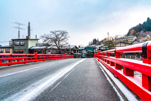 ponte vermelha ou ponte nakabashi em takayama-shi, takayama - togetsu kyo bridge - fotografias e filmes do acervo