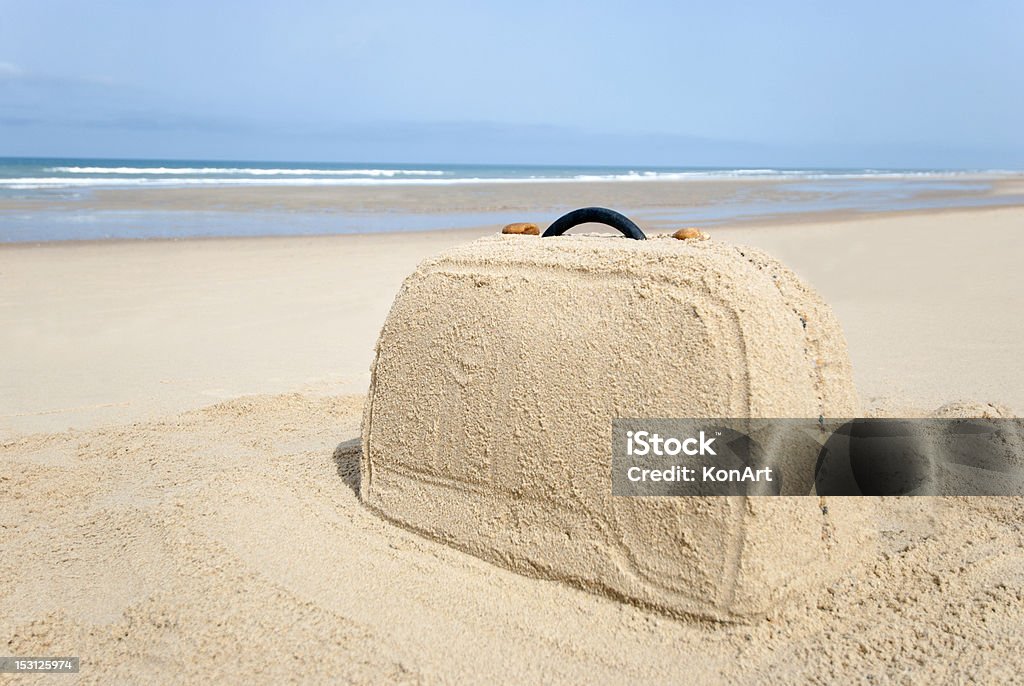 Valigia fatto di sabbia sulla spiaggia - Foto stock royalty-free di Spiaggia