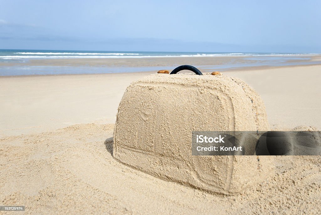 Walizka wykonane z piasku na plaży - Zbiór zdjęć royalty-free (Plaża)