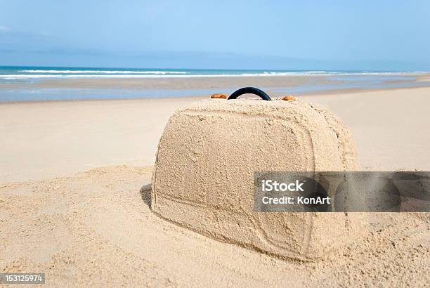 Walizka Wykonane Z Piasku Na Plaży - zdjęcia stockowe i więcej obrazów Plaża - Plaża, Walizka, Aktówka