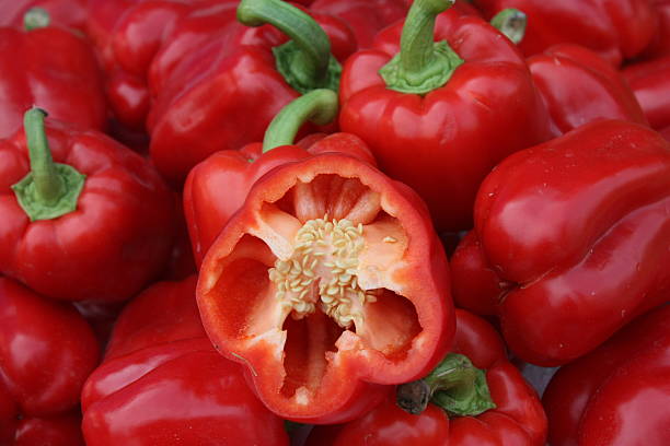 fresca pimiento rojo-cerrado hasta - vegetable vitamin a tomato vitamin c fotografías e imágenes de stock