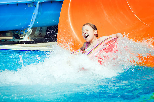 소녀만 in aquapark - inner tube inflatable swimming little girls 뉴스 사진 이미지