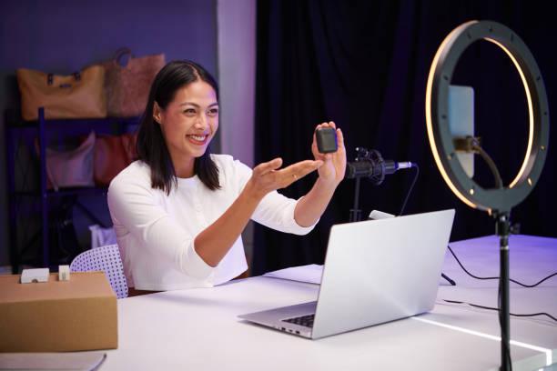 istock Techno Blogger Filming Review 1531308615