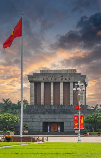 vue du mausolée de ho chi minh à hanoi, vietnam par une journée d’été, vietnam. - vietnam travel destinations ho chi minh city ho chi minh photos et images de collection