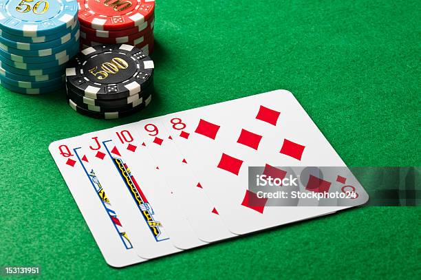 Straight Flush Em Um Jogo De Poker - Fotografias de stock e mais imagens de Apostas desportivas - Apostas desportivas, Azul, Cartas na Mão