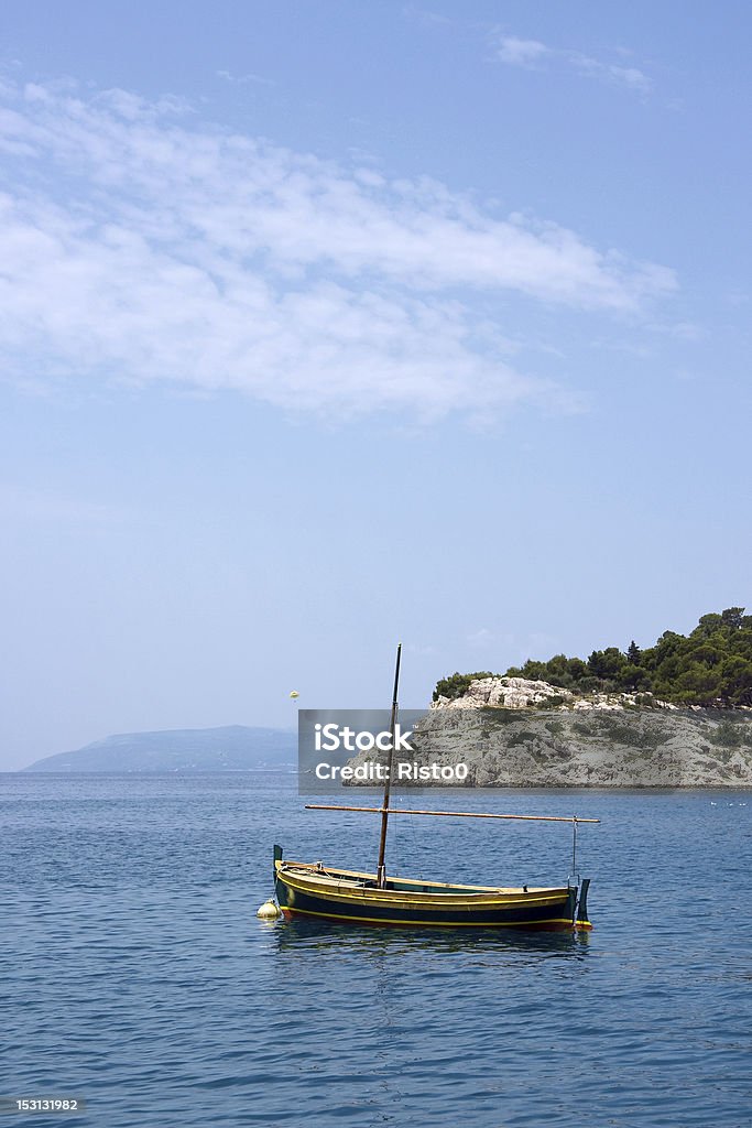 Barco de pesca no mar com uma haste - Royalty-free Amarelo Foto de stock