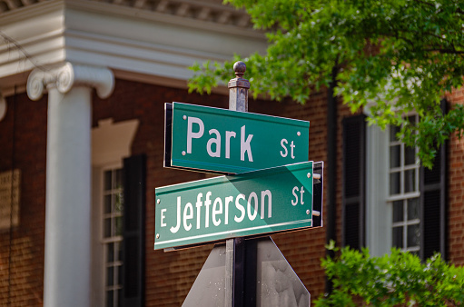 Straßenschilder der Jefferson Street und Park Street am Court Square in Charlottesville in Virginia USA