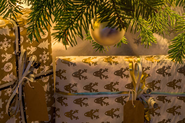 prezenty świąteczne pod choinką - herzberg zdjęcia i obrazy z banku zdjęć