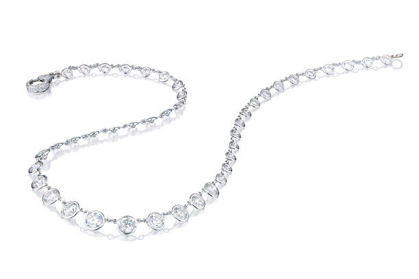 colar de diamantes sobre um fundo branco - necklace imagens e fotografias de stock