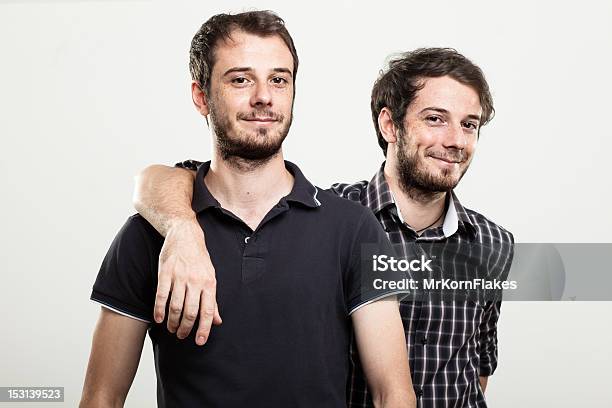 Szczęśliwy Twins - zdjęcia stockowe i więcej obrazów Bliźniaki - Bliźniaki, Mężczyźni, Tylko mężczyźni