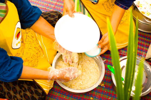 des vendeuses thaïlandaises matures cuisinent des plats thaïlandais avec des fleurs de bananier sur le marché alimentaire local - banana flower flower asian cuisine banana photos et images de collection