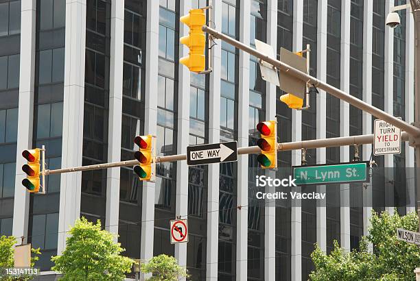 Foto de American Business Street Com Semáforos e mais fotos de stock de Arquitetura - Arquitetura, Arranha-céu, Avenida