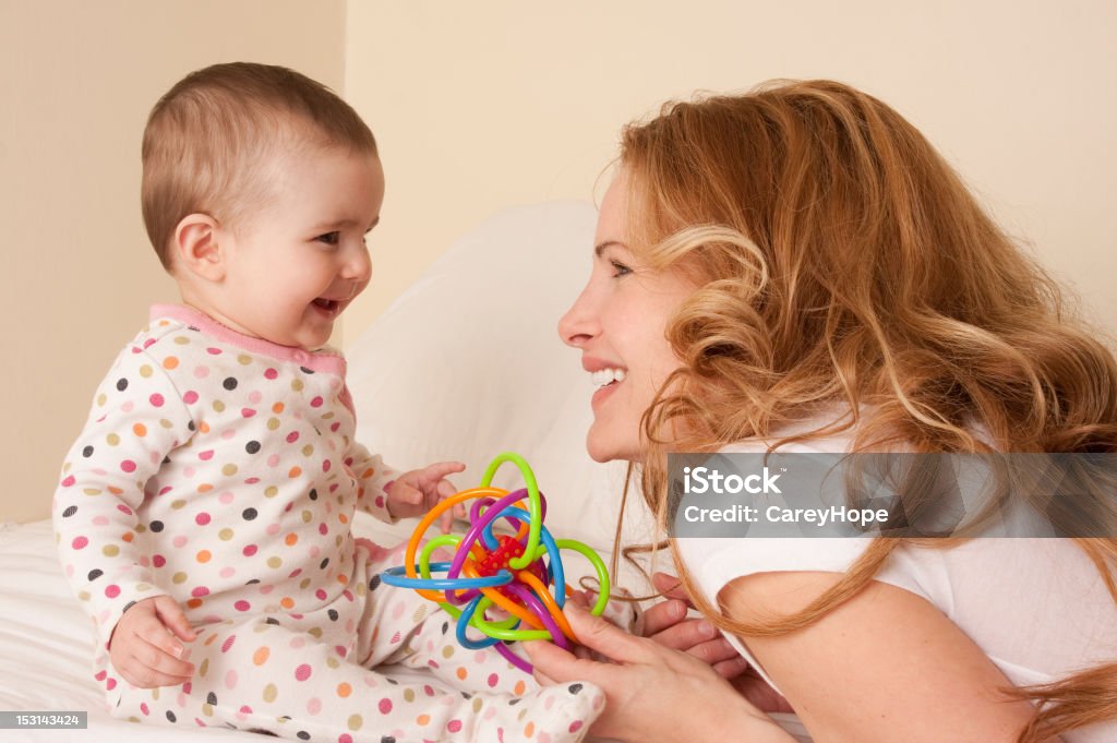 Mamma e figlio sorridente - Foto stock royalty-free di 6-11 Mesi