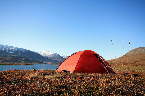 Acampar no outono - fotografia de stock