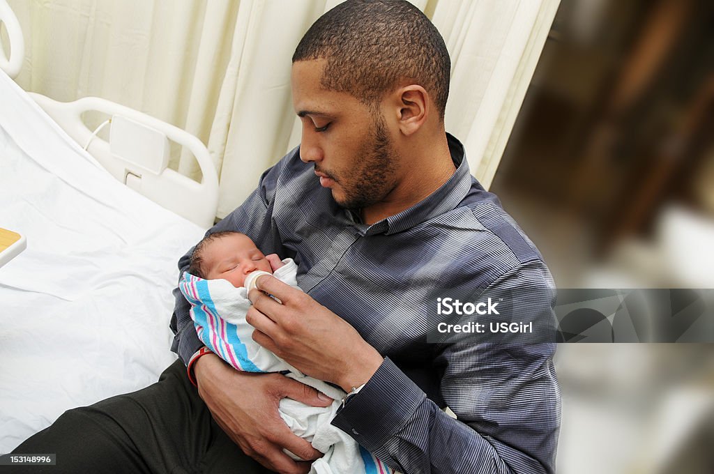 Americano africano pai segurando a alimentação de bebê bebê recém-nascido e - Foto de stock de Recém-nascido royalty-free