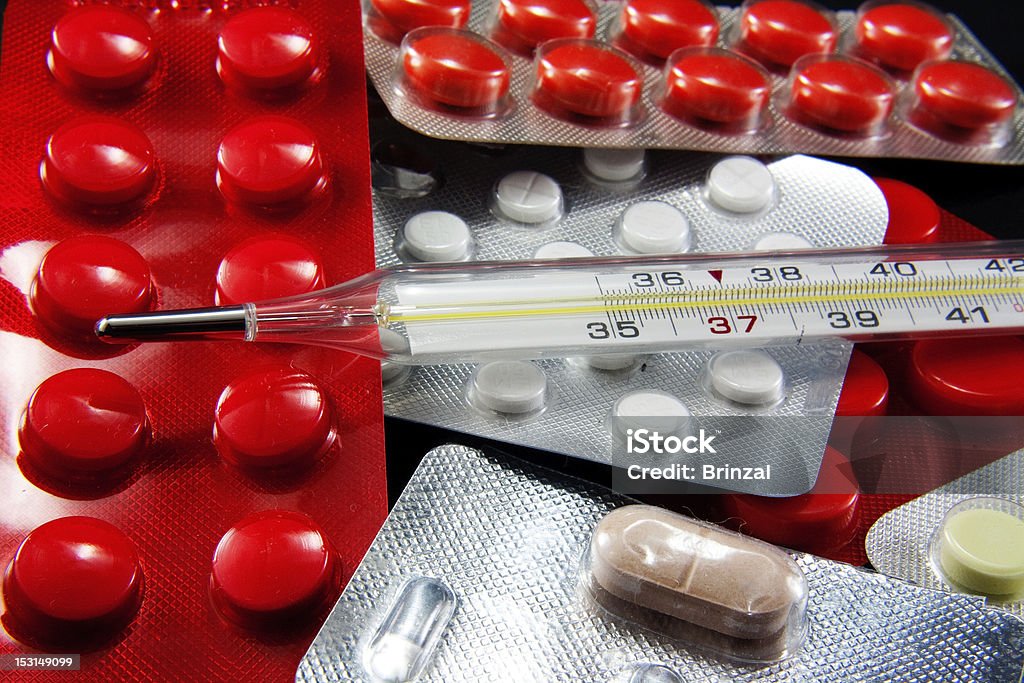 Termômetro e remédios - Foto de stock de Comprimido royalty-free