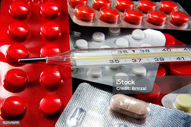 Foto de Termômetro E Remédios e mais fotos de stock de Comprimido - Comprimido, Cápsula, Febre