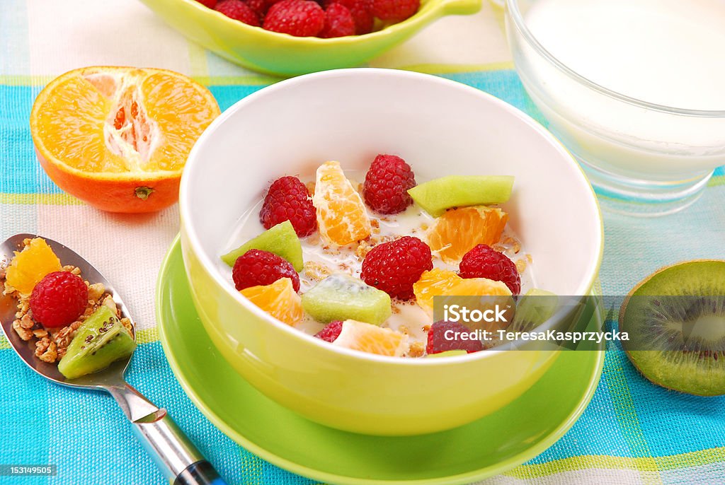 Ai cereali con frutta fresca come dieta alimentare - Foto stock royalty-free di Alimentazione sana