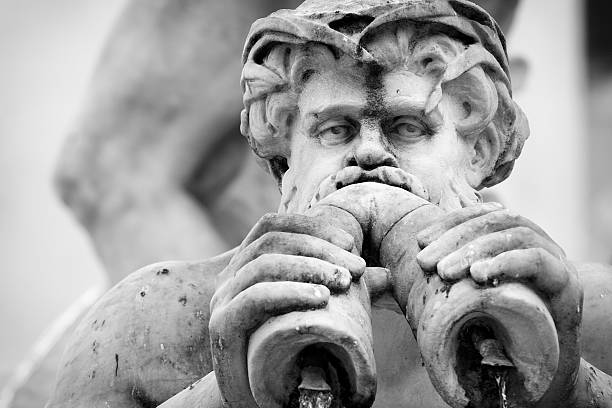 fuente de neptuno estatua detalle en monocromo - piazza navona rome neptune copy space fotografías e imágenes de stock