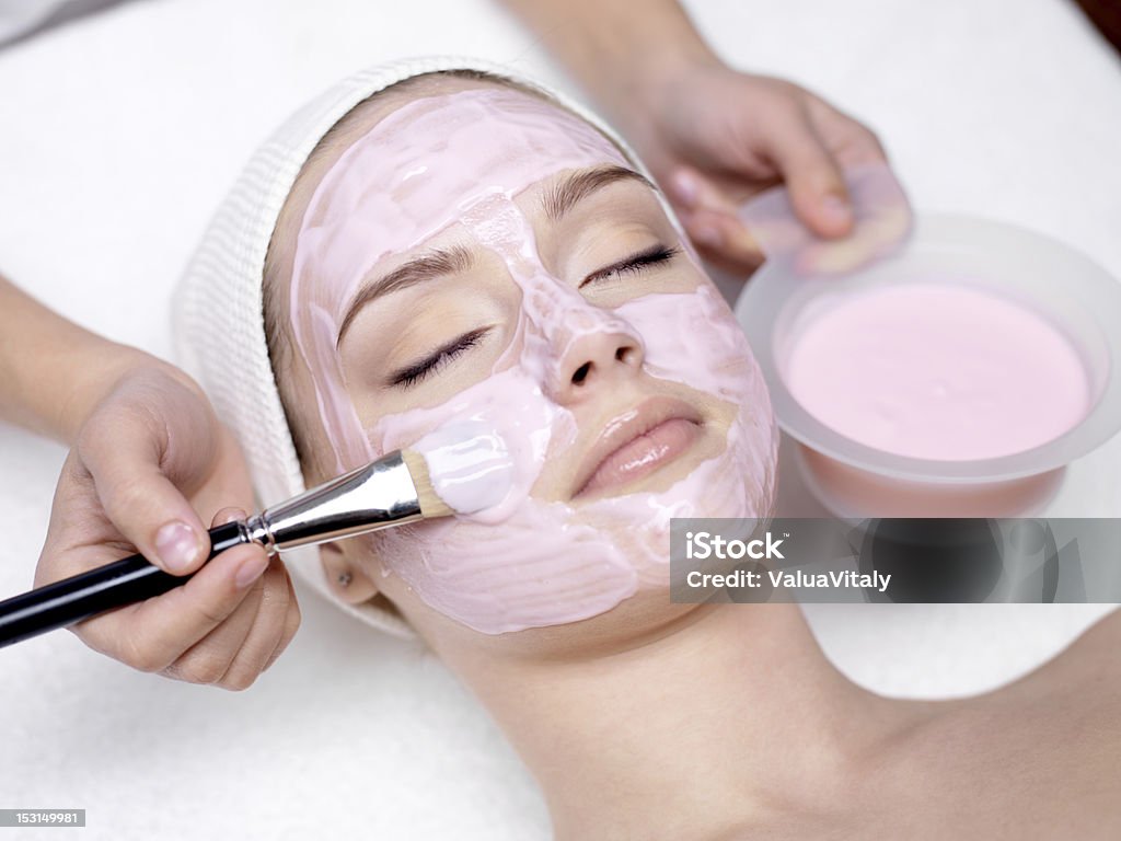 Menina receber cosmética máscara facial-de-rosa - Royalty-free Máscara Facial Foto de stock