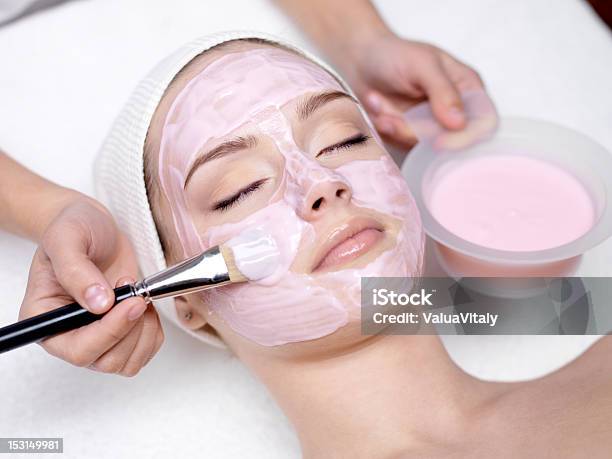 Menina Receber Cosmética Máscara Facialderosa - Fotografias de stock e mais imagens de Máscara Facial - Máscara Facial, Cor de rosa, Terapeuta de Beleza