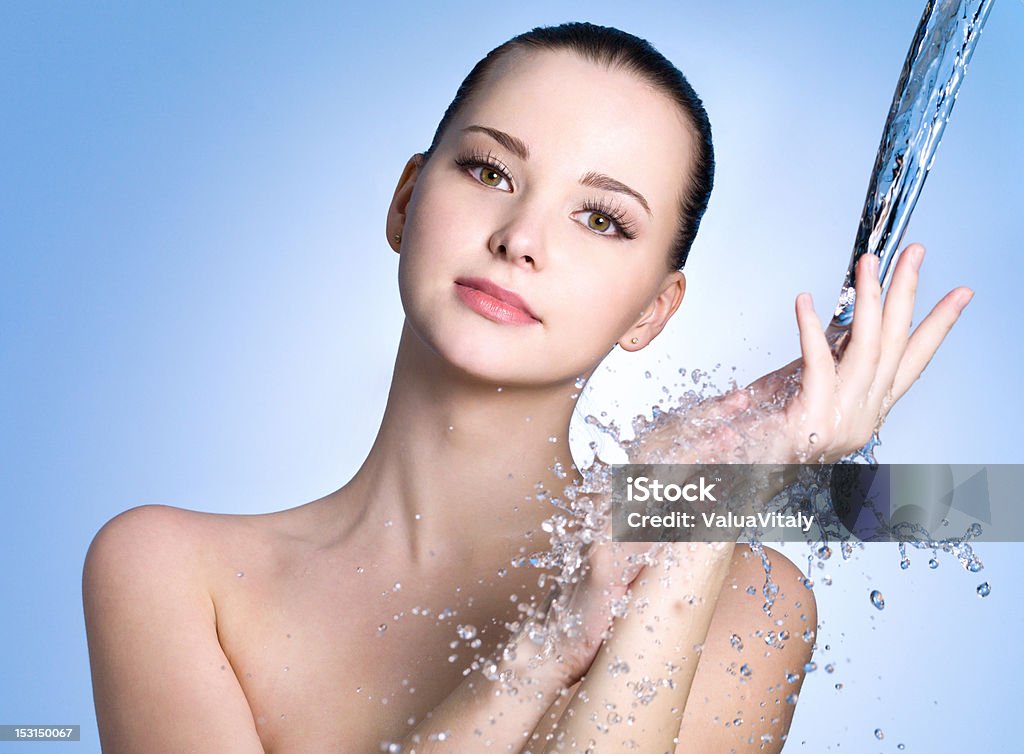아름다운 건강한 여자 물 아래에 스트림 - 로열티 프리 건강한 생활방식 스톡 사진