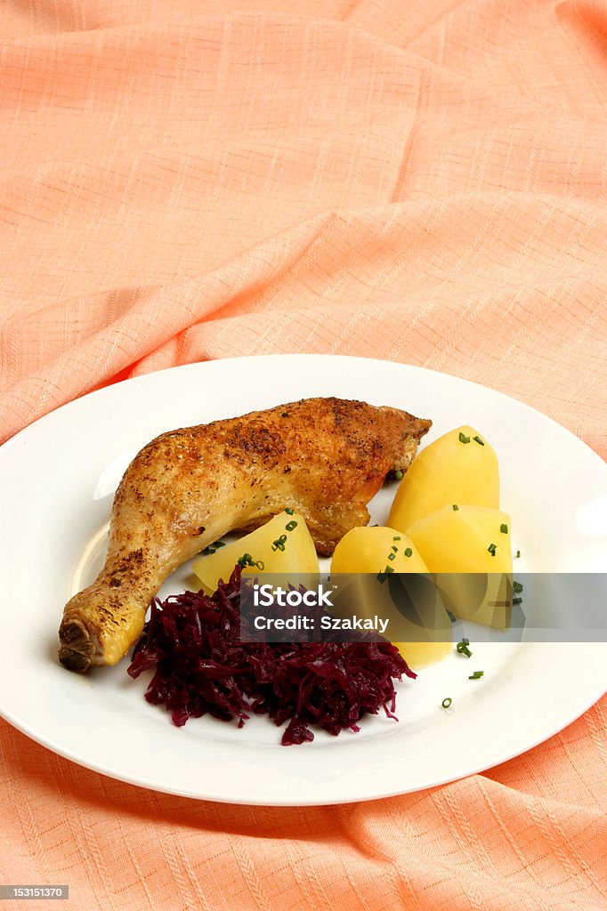 Coxa de frango grelhado com batatas, repolho roxo - Foto de stock de Batata Cozida royalty-free