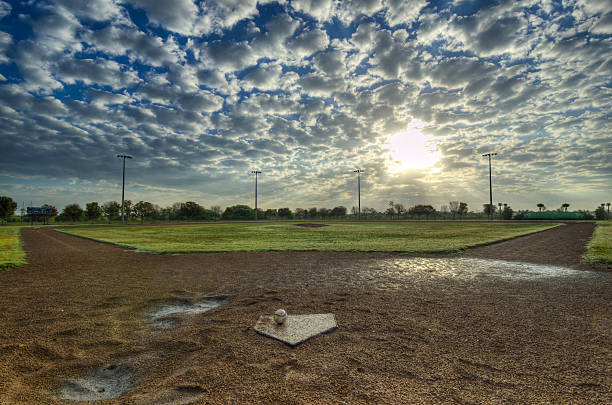 la mattina gioco - baseballs baseball grass sky foto e immagini stock