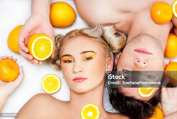 Photo libre de droit de Jeune Couple Avec Des Oranges banque d'images et plus d'images libres de droit de Hommes - Hommes, Soin de la peau, Femmes