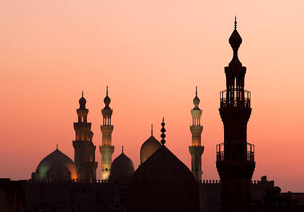 puesta de sol en el cairo con minarets - cairo egypt mosque minaret fotografías e imágenes de stock