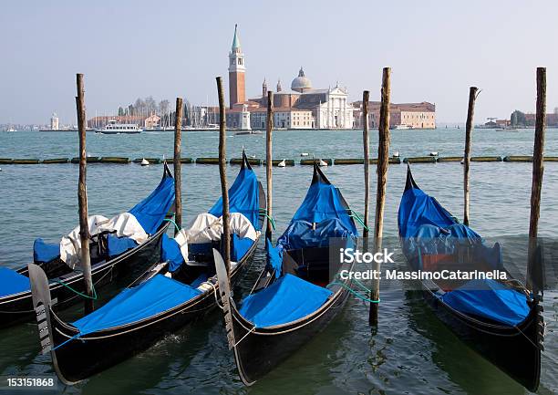 Gondolami W Wenecja Włochy - zdjęcia stockowe i więcej obrazów Canal Grande - Wenecja - Canal Grande - Wenecja, Europa - Lokalizacja geograficzna, Fotografika