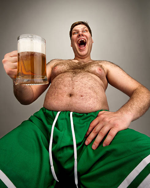 퍼니 배부른 남자의 맥주 유리컵 스톡 사진
